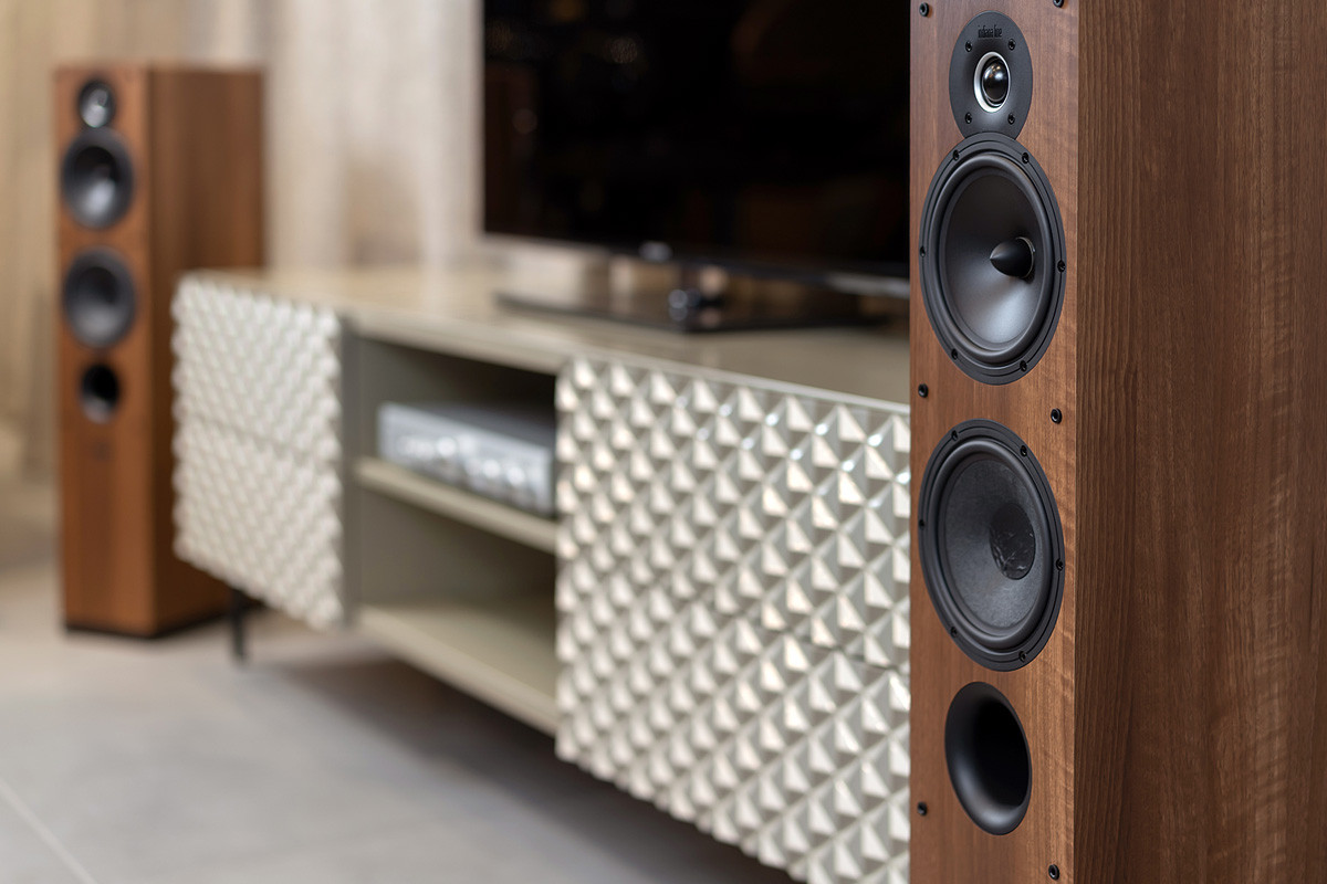 Indiana Line TESI 561 Light Walnut - kolumny podłogowe