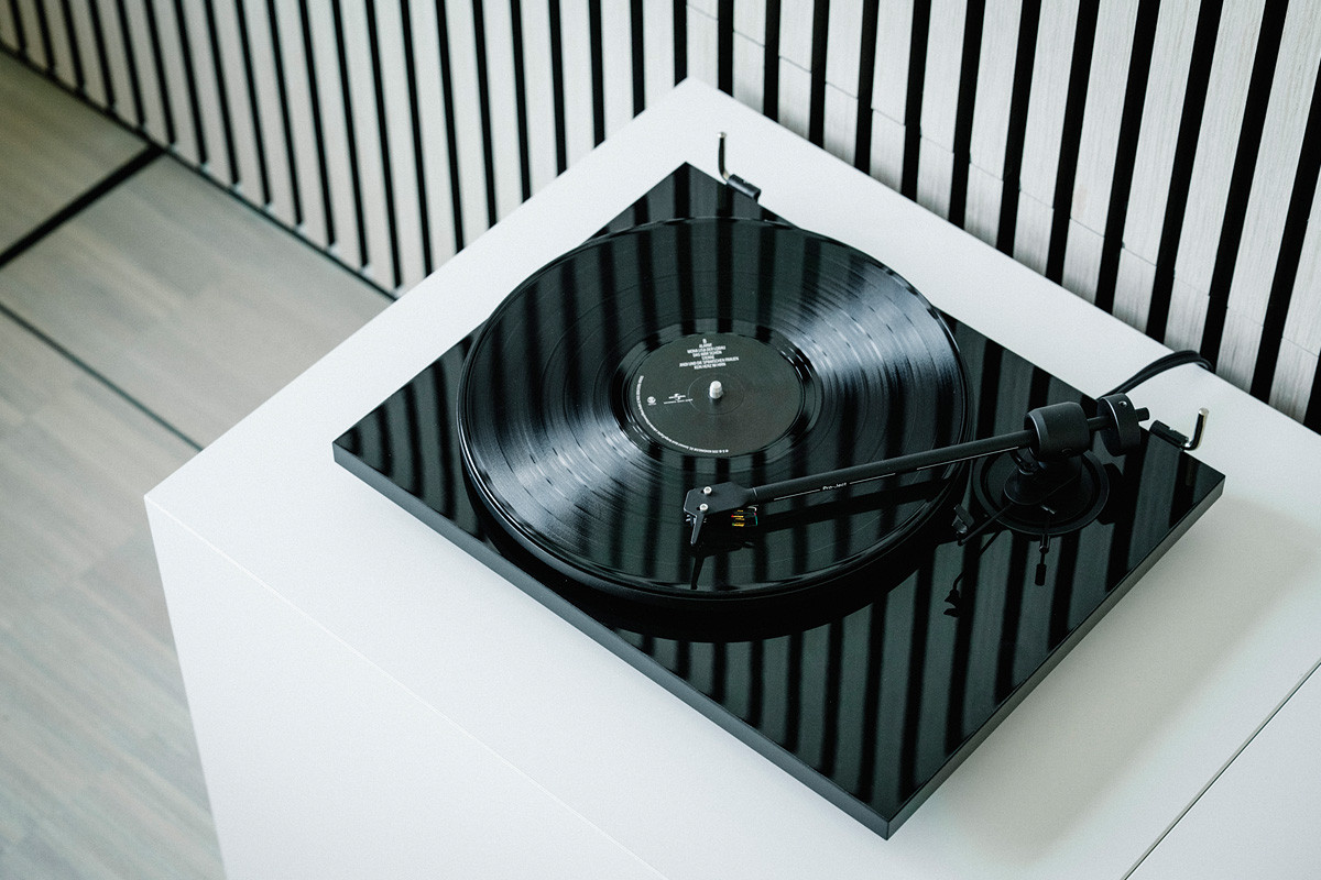 Pro-Ject E1.2 Black High Gloss - gramofon analogowy