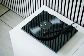 Pro-Ject E1.2 White Satin - gramofon analogowy