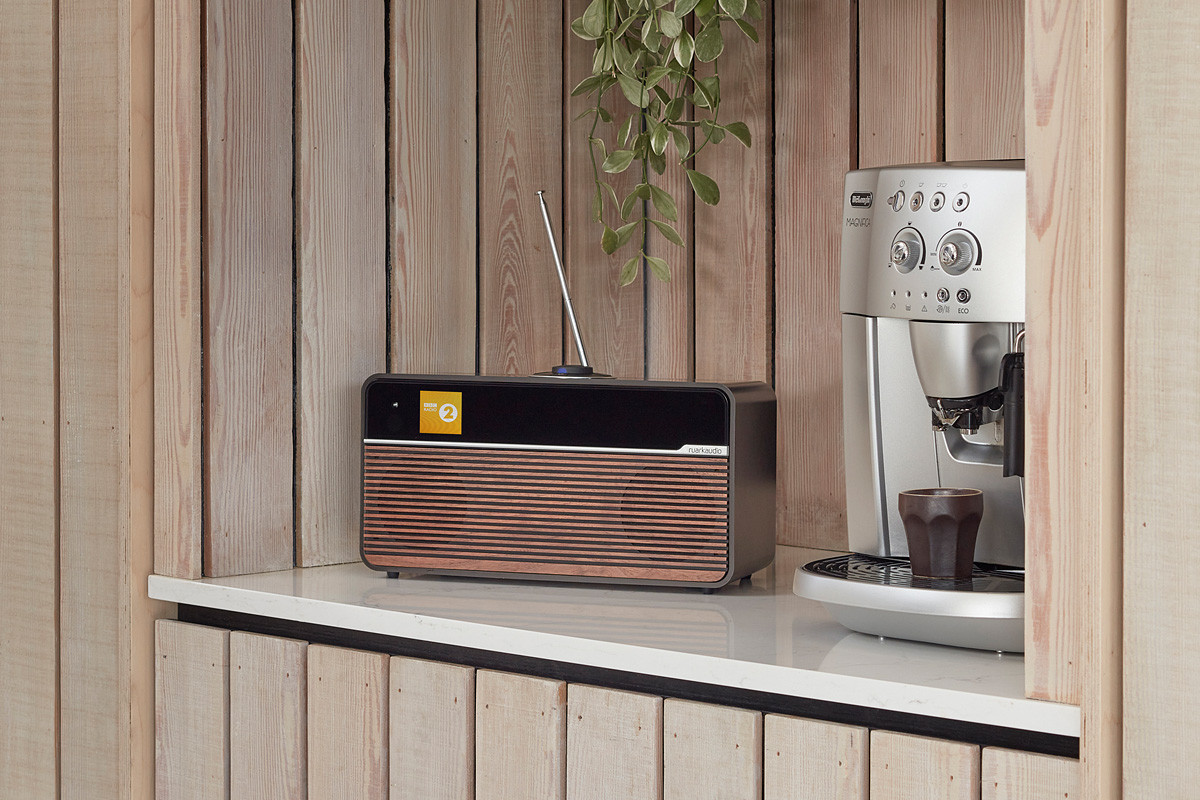 Ruark Audio R2 Mk4 Espresso - system audio typu "all-in-one"