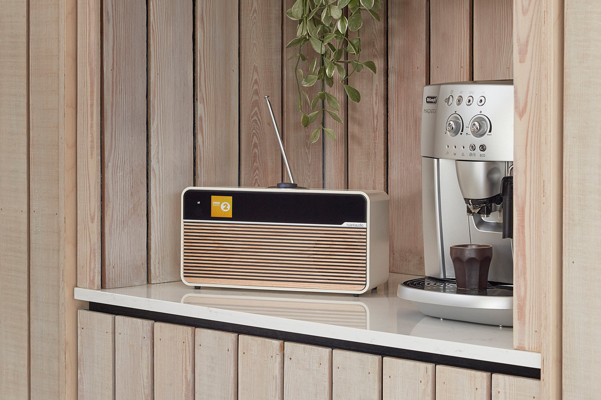 Ruark Audio R2 Mk4 Light Cream - system audio typu "all-in-one"